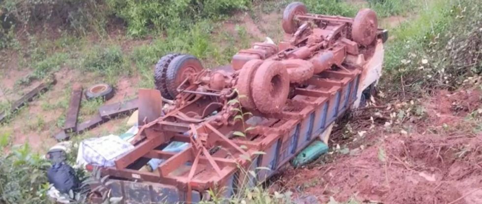 Tres adultos y un niño fallecen tras el vuelco de un camión en una carretera en mal estado