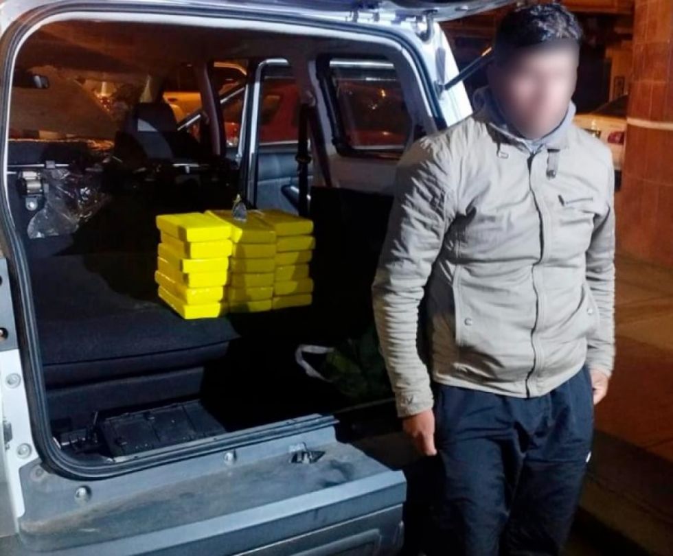 Encuentran 18 paquetes de droga en el parachoques de un vehículo en la carretera a Desaguadero
