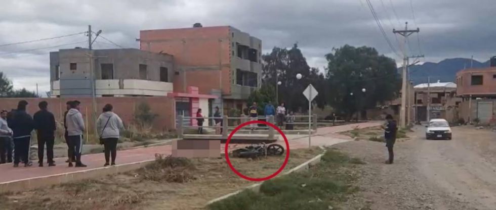 Motociclista impacta contra un pretil y provoca la muerte de su acompañante