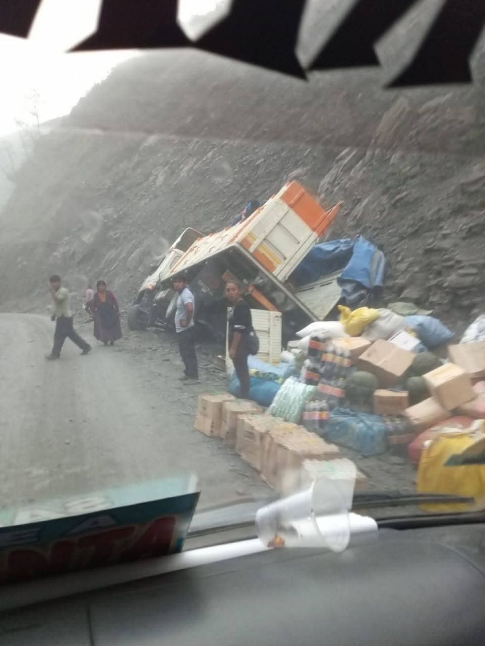 Un camión se volcó por exceso de carga en Los Yungas 