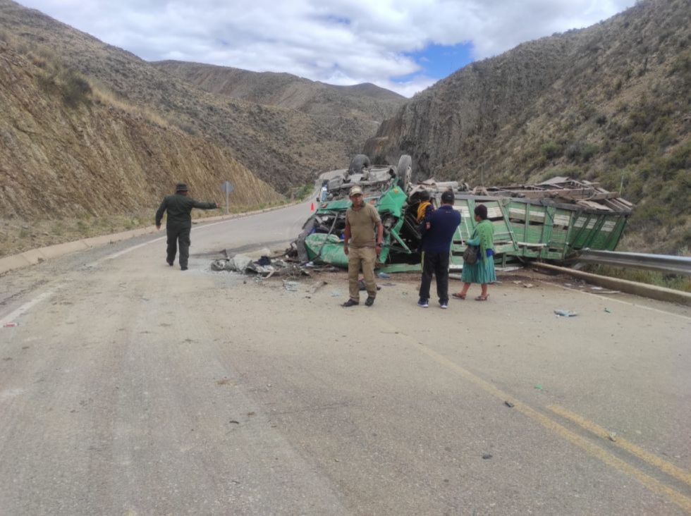 Un camión se volcó en la ruta Camargo-Potosí, hay dos muertos 