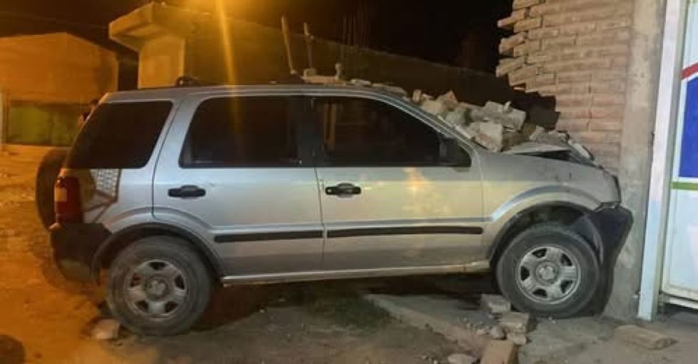 Conducían desnudos, una pareja de bolivianos chocó contra un muro en Neuquén