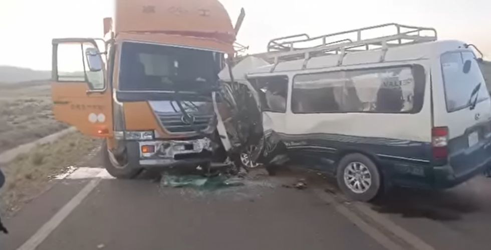 Colisión entre un camión y un minibús deja tres muertos y cinco heridos 