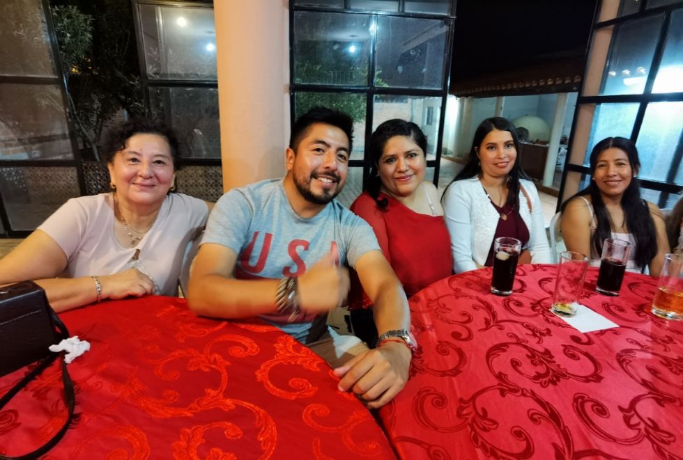 María Amador, Oscar Veizaga, Marilyn Montellanos, Karen Farfán y Karina Nina