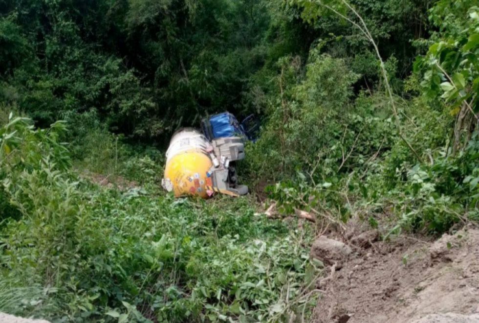 Conductor sobrevive al vuelco de una cisterna