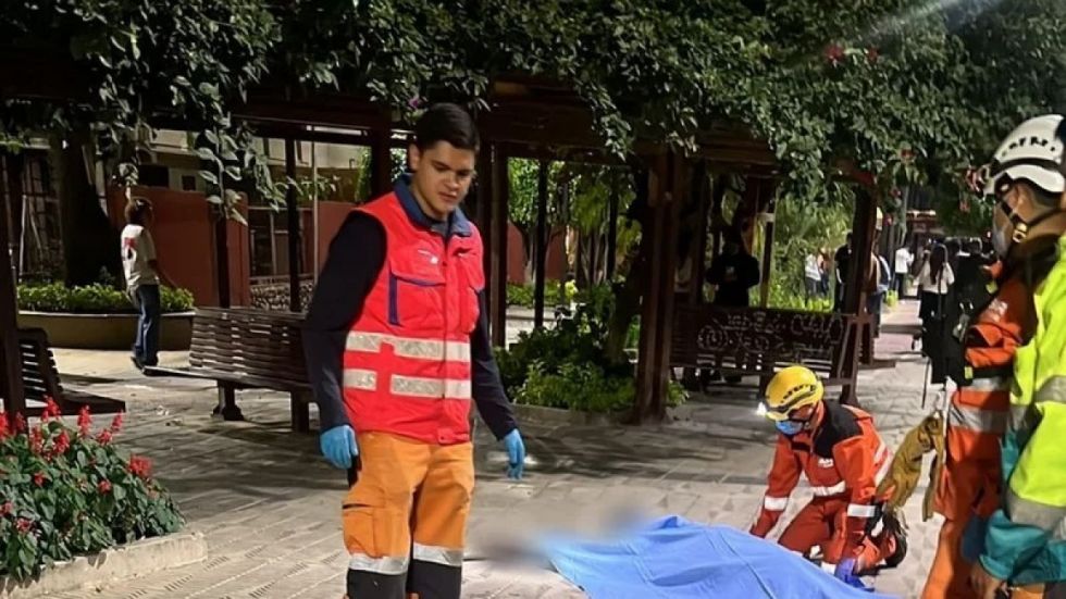 Hallan a 2 hombres asesinados con múltiples puñaladas