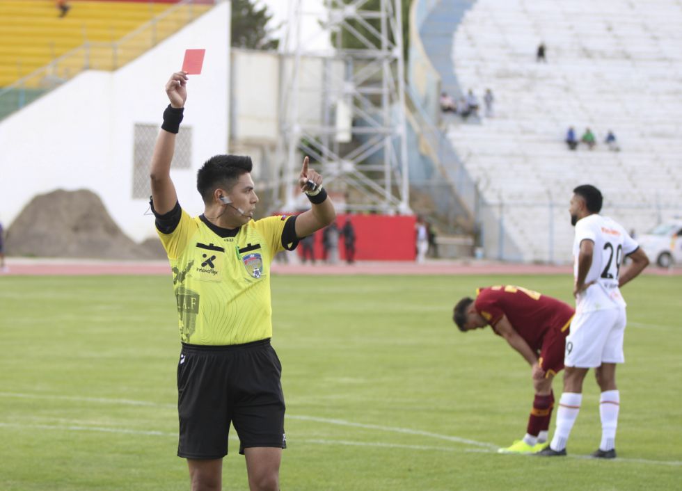 Mendoza, el árbitro del partido polémico por el ascenso – descenso indirecto recibe insignia FIFA