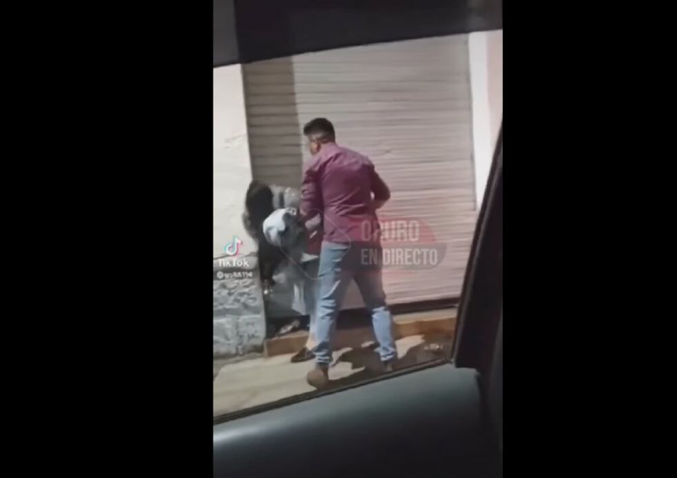  (Video) Captan a presunto policía golpeando a su pareja
