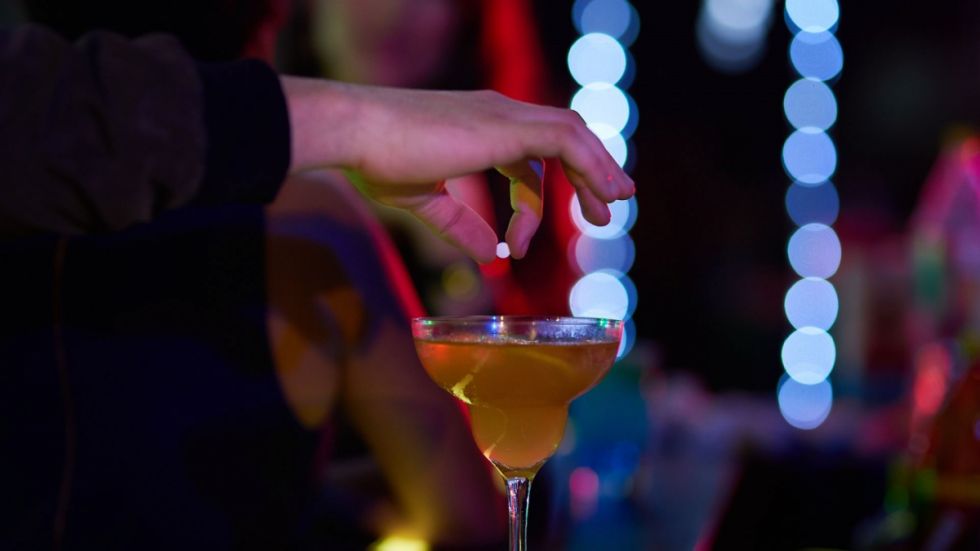 Atrapan a mujer que dopaba a los invitados de una fiesta 