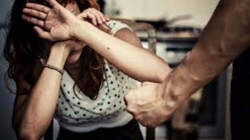 Un hombre agrede y arroja agua a su pareja