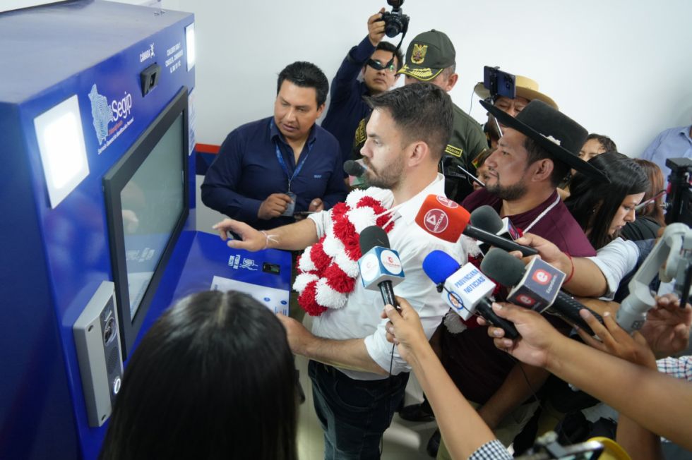 Inauguran máquina de reposición automática de cédulas