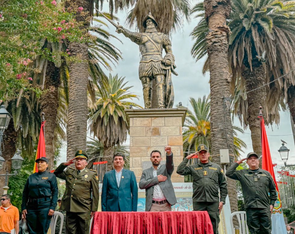 Alcaldía de Tarija entrega cinco camionetas a la Policía