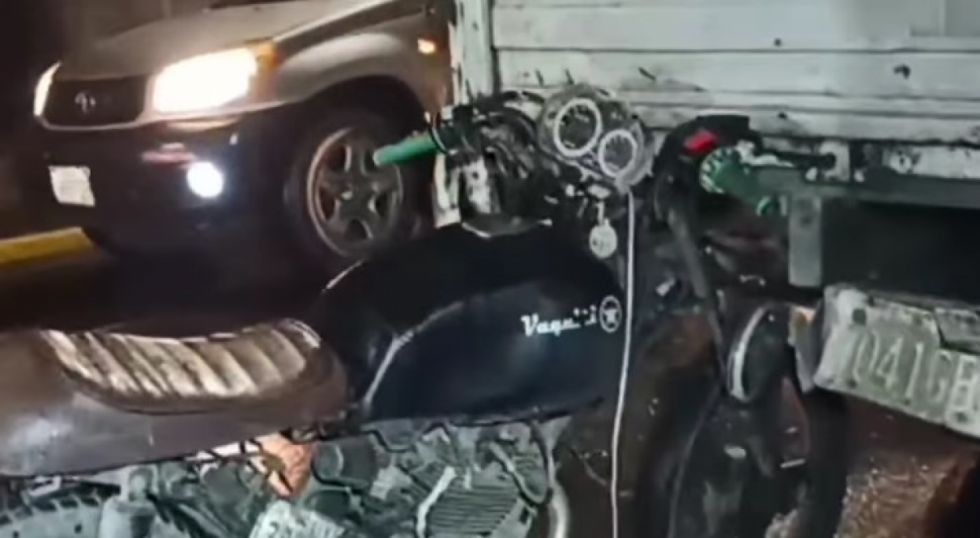 Conductor de 'delivery' colisiona con un camión