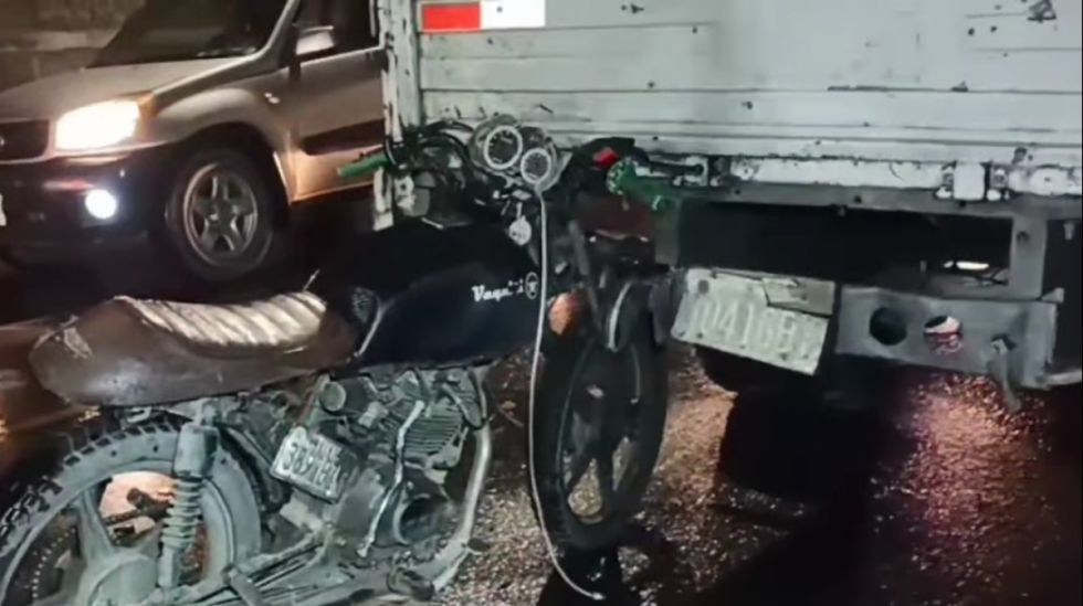 Tarija: Motociclista choca con un camión estacionado