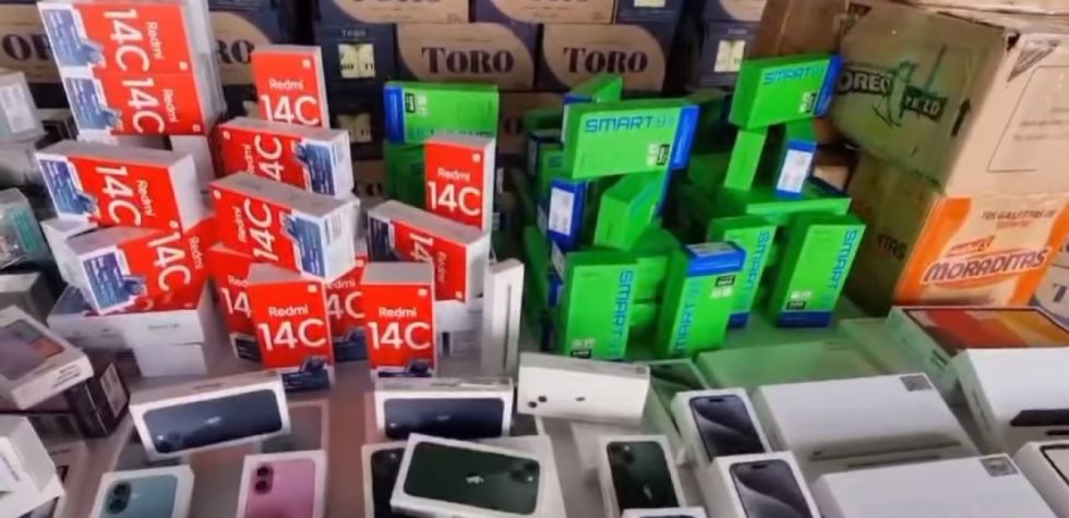 Aduana decomisa más de 300 celulares que iban camuflados entre encomiendas