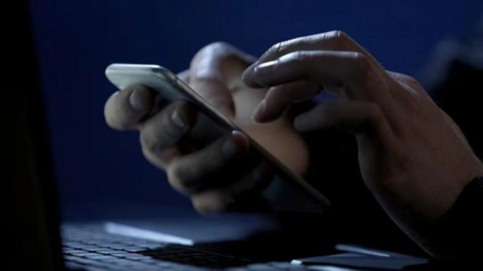 Sujeto detenido ofrecía pagar por contenido sexual
