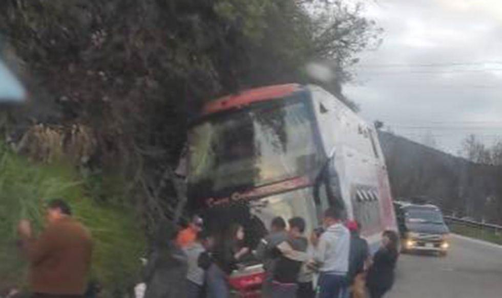 Un bus choca contra una peña y deja una fallecida