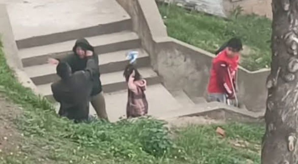 Golpeó a su pareja delante de su hija y fue aprehendido