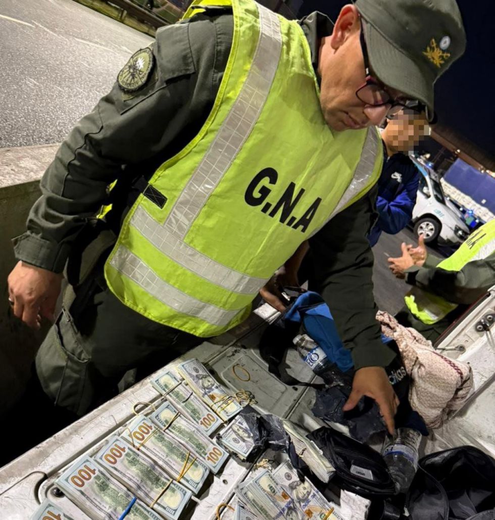  Gendarmes detienen a boliviano, llevaba más de $us 100 mil en una caja de jugo