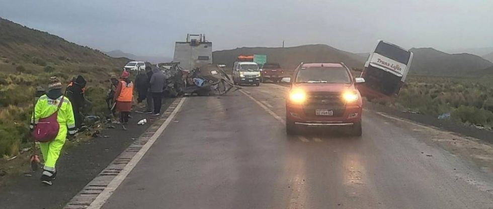 Reportan fallecidos tras el choque entre un bus y un camión en la ruta a Chile