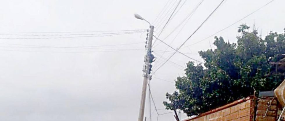 Un adolescente quería protegerse de la lluvia, tocó un poste y murió electrocutado