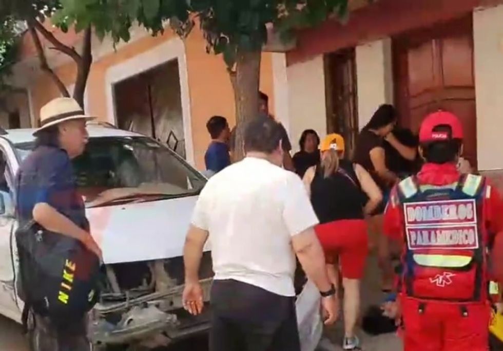 Tarija: Vehículo choca contra un auto estacionado; hay una persona herida