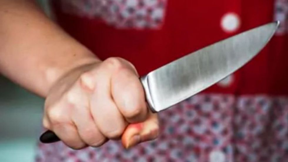 Un hombre fue apuñalado por las mujeres con las que bebía  