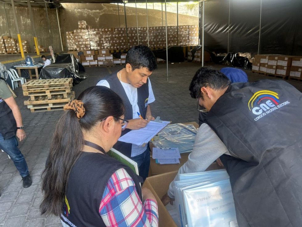 Ecuador distribuye material para elecciones generales