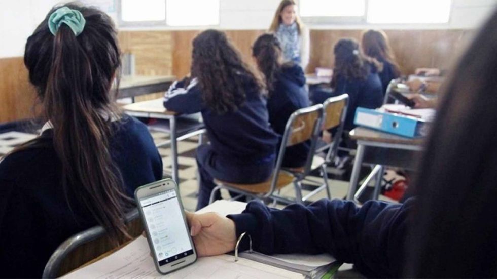 Brasil decide liberar las aulas de la invasión del celular