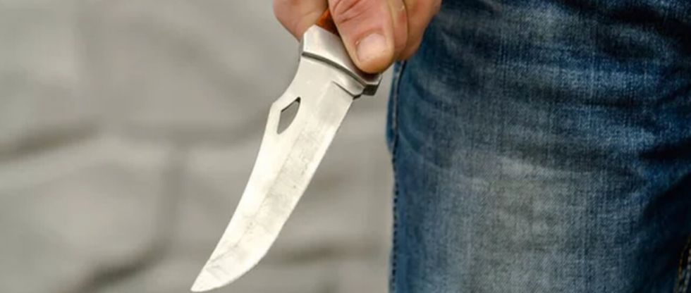 Un adolescente termina internado tras ser apuñalado en una feria 