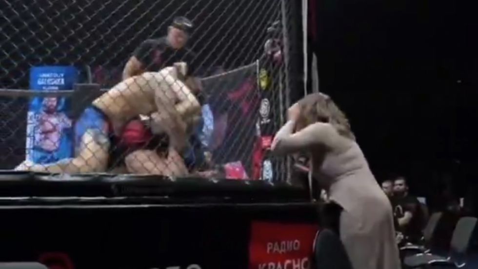  (Video) "¡Levántate, por favor!": Esposa le grita a un luchador que estaba perdiendo y consigue una impresionante victoria