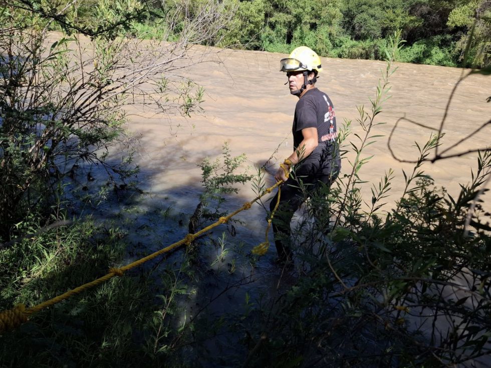Corriente impide buscar a joven que cayó al río