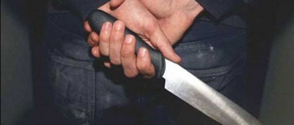 Un hombre fue apuñalado cuatro veces, tiene heridas en el cuello y el pecho