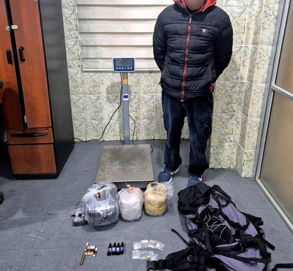 Cae un peruano en Copacabana con cuatro paquetes de droga