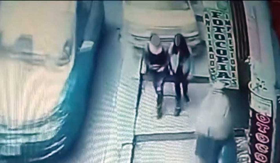 Bus atropella a dos jóvenes; chofer señala que los frenos no le respondieron