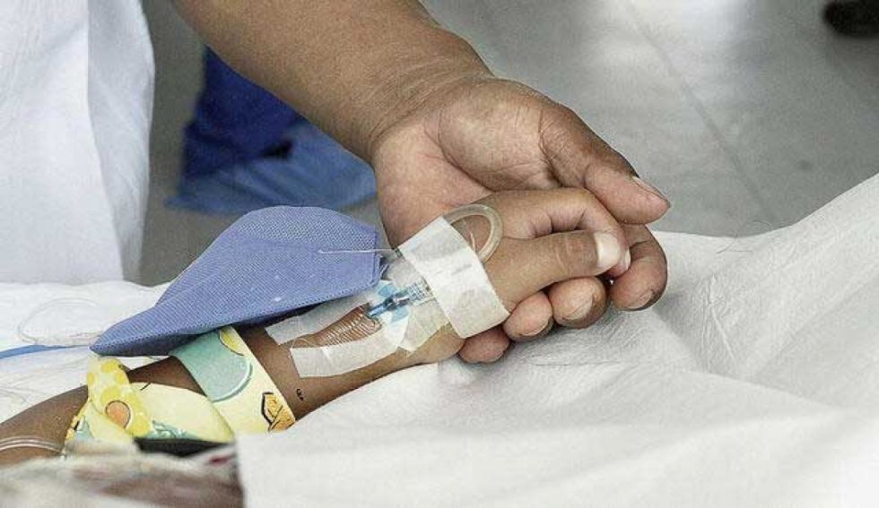Dos niños ingresan a terapia intensiva luego de atragantarse comiendo uvas