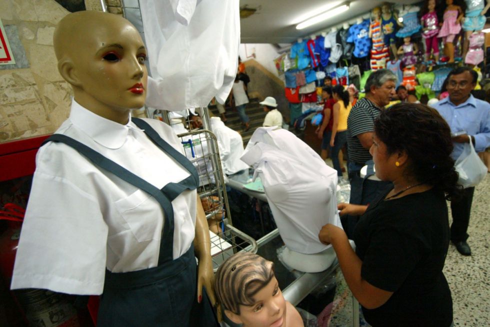 Padres cuestionan costos de los textos y uniformes
