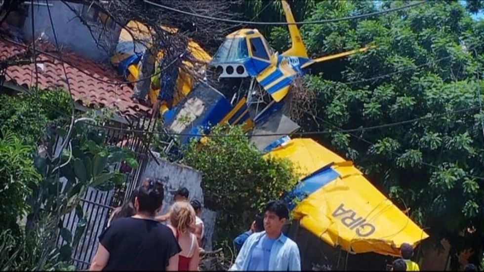 Aeronave cae sobre el techo de una vivienda en Santa Cruz