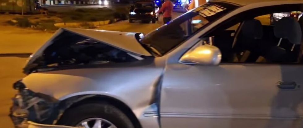 Tarija: Dos vehículos chocan en la avenida La Paz; hay una persona herida