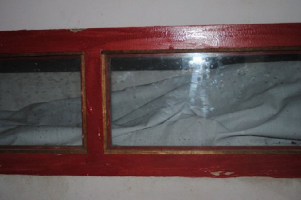 Vitrina con el cuerpo tapado con sabana de  Lorenza Durana, Comunidad de La Cueva, Culpina