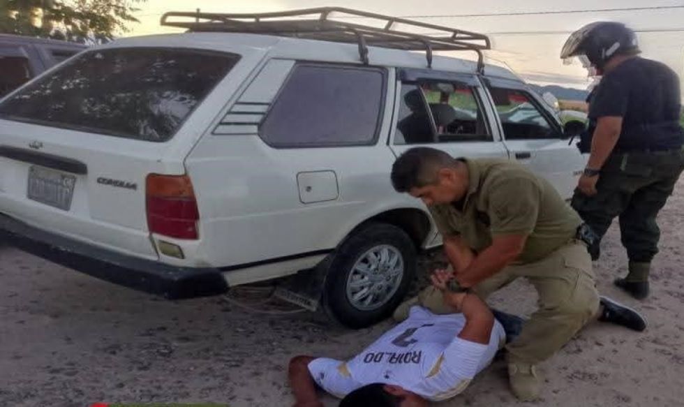 Dos sujetos apuntan con un arma a mujer que se dirigía al mercado