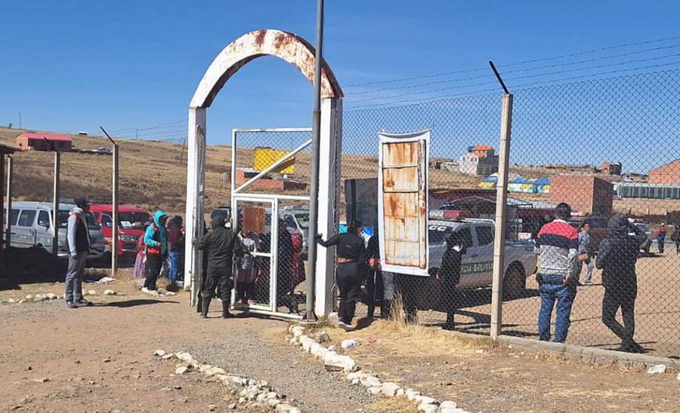 Aprehenden a policía por dejar pasar droga en el penal de Chonchocoro