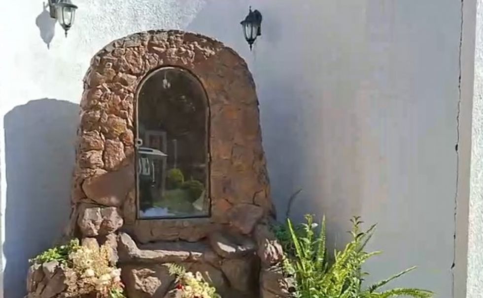 Roban la imagen de San Roque de la gruta del Hospital Obrero