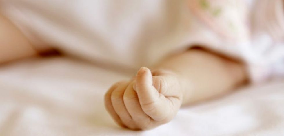 Policía investiga la muerte de dos niños, la madre es sospechosa de infanticidio 