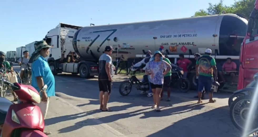 Transportistas cobran peaje para pasar por punto de bloqueo en Yacuiba