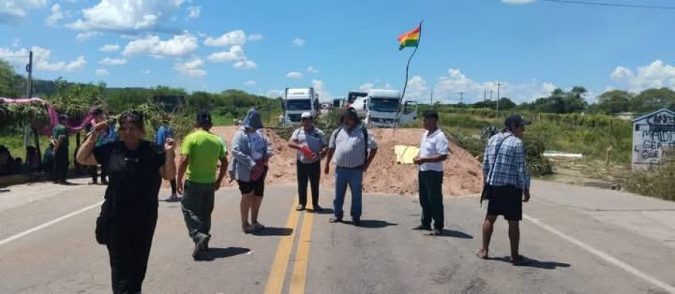 Masifican los bloqueos en Yacuiba, las cisternas varadas están derramando gasolina 
