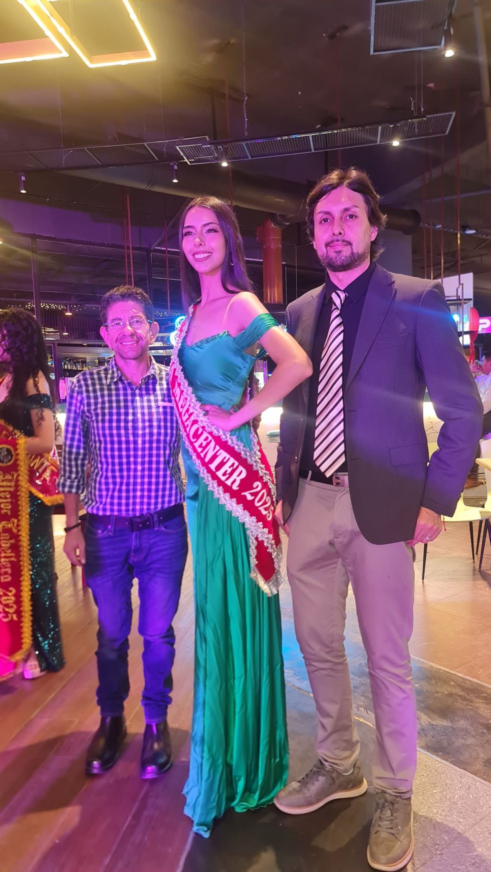 Adrián Vaca y Álvaro Rivero junto a la Reina Mega Center