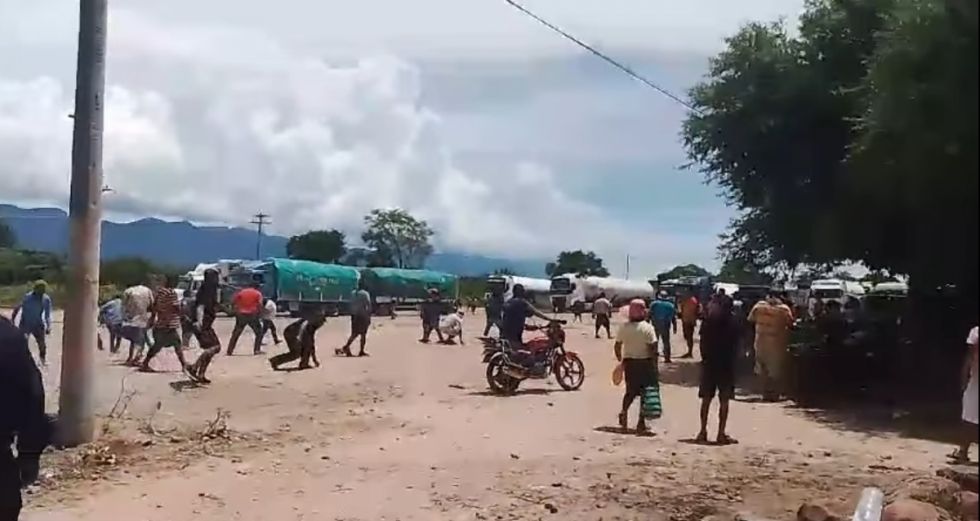 Tensión en Yacuiba: Enfrentamientos entre camioneros y bloqueadores agravan el conflicto por regalías (VIDEO)