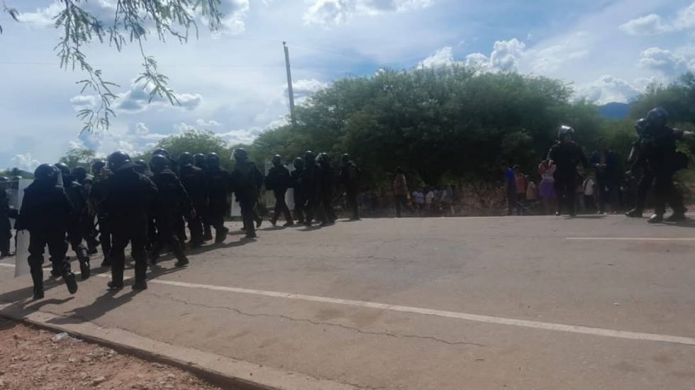 Policía se moviliza para desbloquear la Ruta 9 en medio de creciente tensión en Yacuiba (VIDEO)
