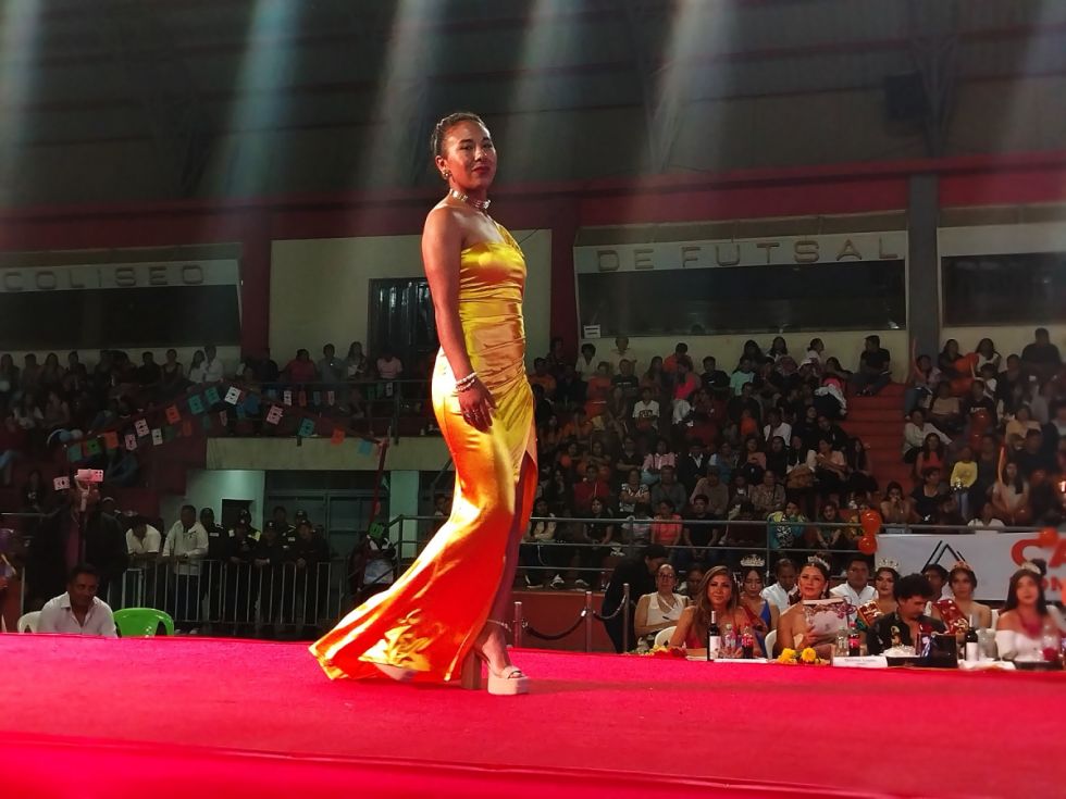 Elvira Velásquez se luce en la pasarela